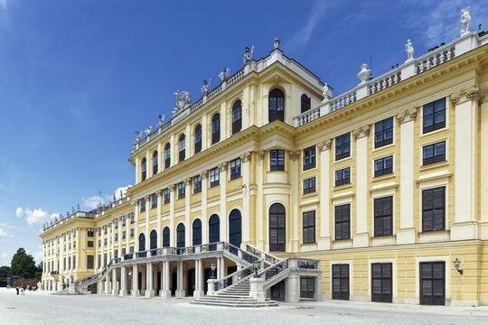 Sch&ouml;nbrunn Palace, former summer residence of the Habsburgs, baroque, three-wing complex, built 1695-1743, UNESCO World Heritage Site, Hietzing 13th District, Vienna, Austria