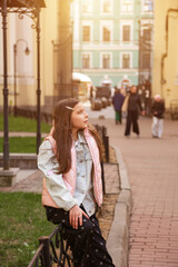 Obraz premium Enjoying a Sunny Day, a Young Girl Contemplates Life in a Vibrant Outdoor Setting