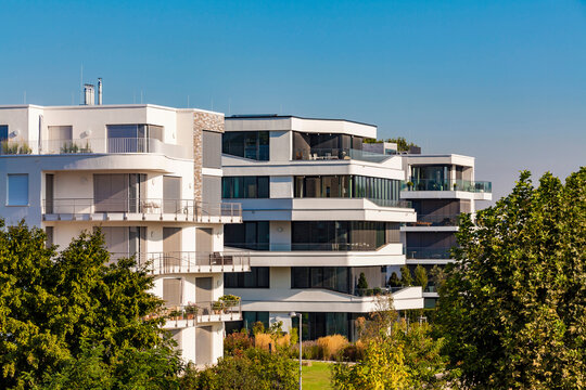 Germany, Ludwigshafen, Rheinufer Sued, new built multi-family houses at sunlight