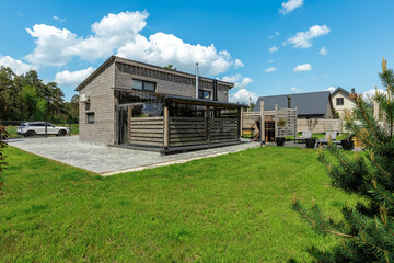 Obraz premium Modern Country House Exterior with Paved Yard and Lawn