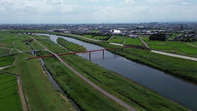 高岡市内を流れる小矢部川