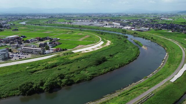高岡市内を流れる小矢部川
