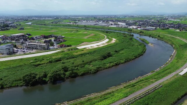 高岡市内を流れる小矢部川