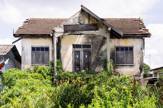 Nestled within the historic Tha Chalom subdistrict of Mueang Samut Sakhon, the vintage edifice of Tasanadhamma Wittaya School stands as a poignant artifact of Mid-Century Thai-Western architectural de