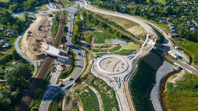 Beim neuen Kreisverkehr sind die zuk&uuml;nftige Fahrbahnbegrenzung und Radwege erkennbar
