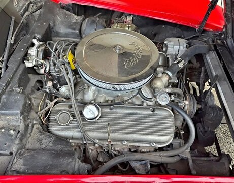 Classic car V8 engine with Edelbrock air cleaner