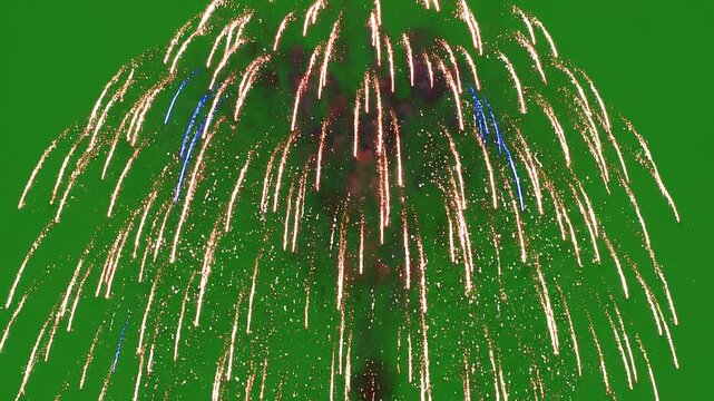 Explosi&oacute;n de fuegos artificiales multicolores sobre fondo verde chroma key. Efectos luminosos de alta calidad ideales para edici&oacute;n de v&iacute;deo, composiciones VFX y celebraciones.