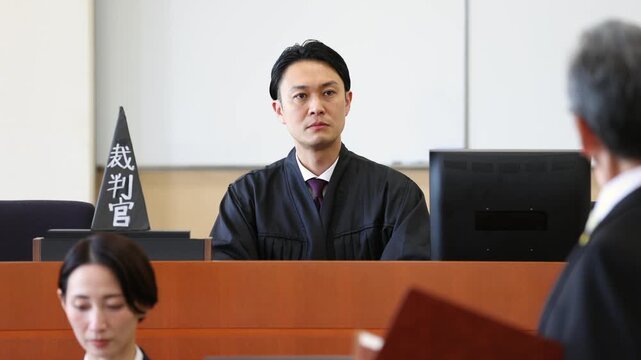 法廷で弁論を聞く裁判官と審理の様子