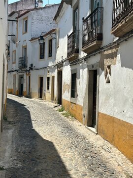 Vue paisible d'une rue ancienne dans le centre historique d'&Eacute;vora au Portugal