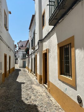 Vue paisible d'une rue ancienne dans le centre historique d'&Eacute;vora au Portugal