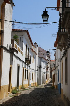 Vue paisible d'une rue ancienne dans le centre historique d'&Eacute;vora au Portugal