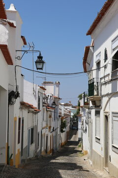 Vue paisible d'une rue ancienne dans le centre historique d'&Eacute;vora au Portugal