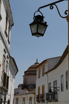 Vue paisible d'une rue ancienne dans le centre historique d'&Eacute;vora au Portugal