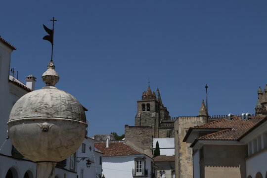 Vue paisible d'une rue ancienne dans le centre historique d'&Eacute;vora au Portugal