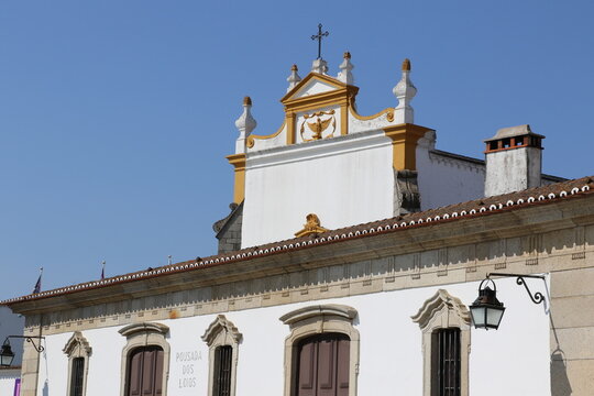 Vue paisible d'une rue ancienne dans le centre historique d'&Eacute;vora au Portugal