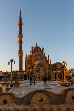 The Al-Sahaba Mosque is the newest Muslim temple in Sharm El Sheikh. The architecture combines Ottoman and Mamluk styles.