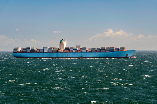 Ein fast 400 Meter langes Containerschiff in Fahrt