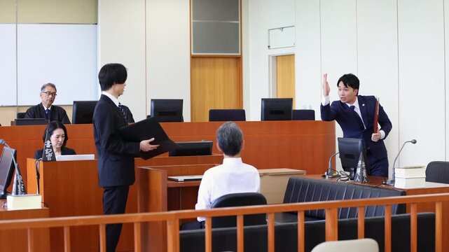 法廷で反対尋問を行う若い弁護士