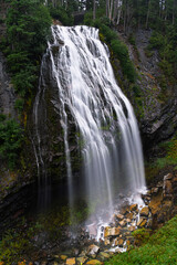 Obraz premium Silky Veils Over Volcanic Rock: The Majestic Narada Falls in Mount Rainier National Park