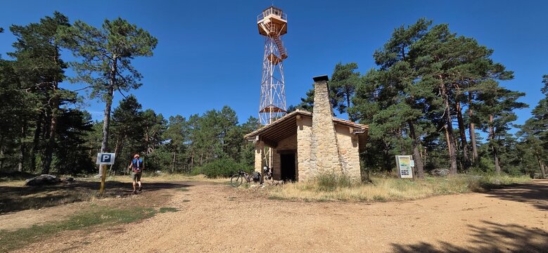 Refugio de la Torreta o de Valsalobre , se encuentra en plena Serrezuela de Valsalobre ya en el provincia de Cuenca y calificada como Monumento Natural. Refugio de Valsalobre