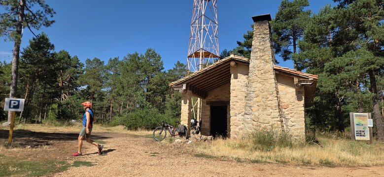 Refugio de la Torreta o de Valsalobre , se encuentra en plena Serrezuela de Valsalobre ya en el provincia de Cuenca y calificada como Monumento Natural. Refugio de Valsalobre