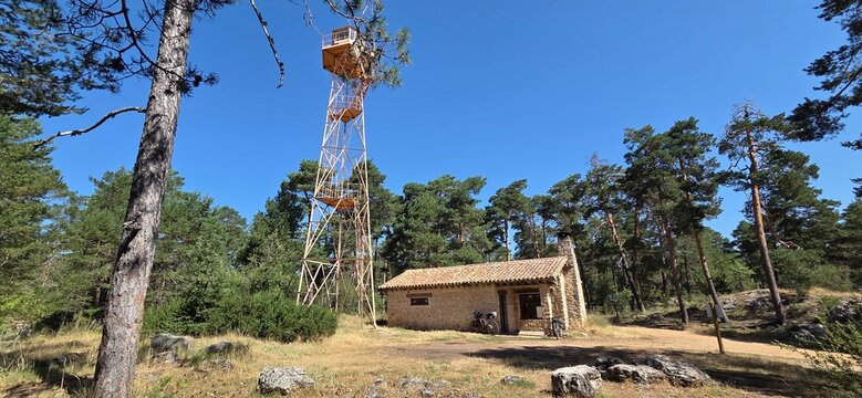 Refugio de la Torreta o de Valsalobre , se encuentra en plena Serrezuela de Valsalobre ya en el provincia de Cuenca y calificada como Monumento Natural. Refugio de Valsalobre