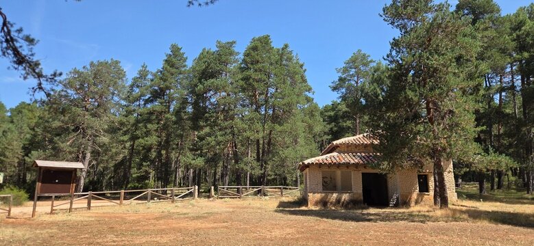 Refugio de la Torreta o de Valsalobre , se encuentra en plena Serrezuela de Valsalobre ya en el provincia de Cuenca y calificada como Monumento Natural. Refugio de Valsalobre