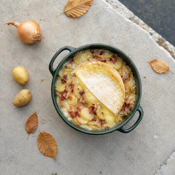 Disfrutar de un platillo franc&eacute;s con capas de papa, tocino y queso fundido en un ambiente oto&ntilde;al