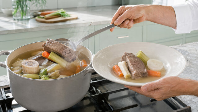 Preparaci&oacute;n de un plato caliente de carne y verduras en una cocina