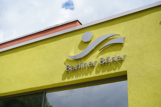 Logo der Berliner B&auml;der an der Schwimmhalle Buch, Berlin, 27.07.2026