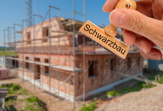 Ein Stempel in der Hand ist beschriftet mit dem Aufdruck: Schwarzbau &uuml;ber dem Bild von einem Neubau - FOTOMONTAGE