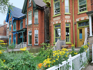 Obraz premium Row of old Victorian bay and gable houses with polychromatic brick