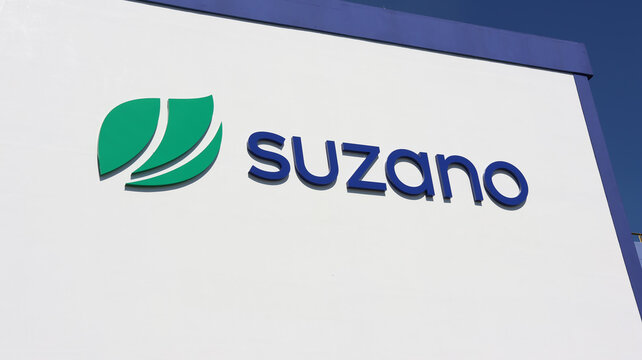 Fachada de pr&eacute;dio da Suzano com logomarca em destaque, representando presen&ccedil;a industrial, produ&ccedil;&atilde;o e identidade empresarial em Suzano, SP, em 20 de julho de 2026.