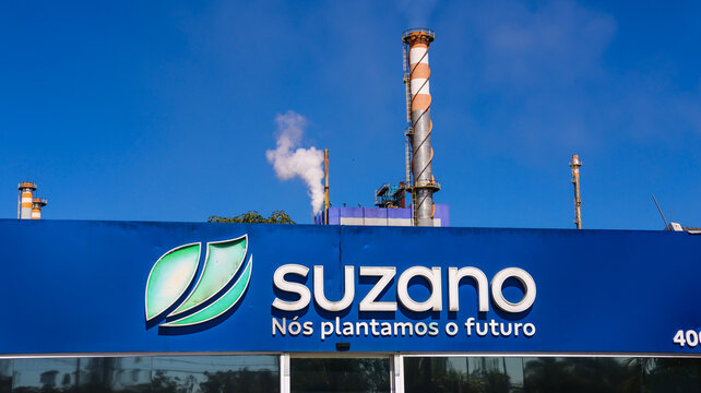 Unidade fabril da Suzano vista externamente, com identidade visual, estruturas industriais e chamin&eacute;s ao fundo, em Suzano, SP, em 26 de julho de 2026