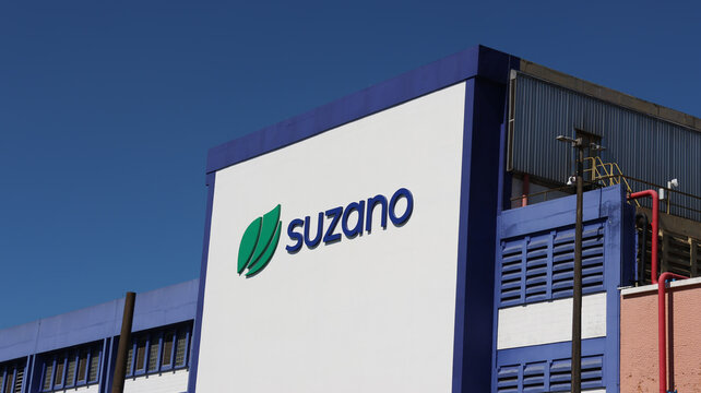 Fachada de instala&ccedil;&atilde;o da Suzano com s&iacute;mbolo verde e nome da companhia em painel branco, registrada sob c&eacute;u azul na cidade de S&atilde;o Paulo, SP, Brasil, em 10 de julho de 2026