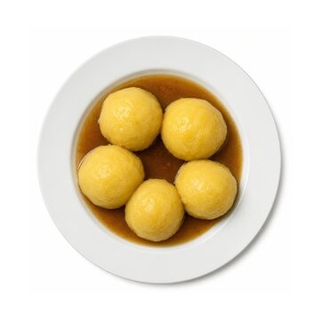 Kartoffelkl&ouml;&szlig;e mit So&szlig;e auf wei&szlig;em Teller, freigestellt. Klassische deutsche Beilage in brauner Sauce, von oben fotografiert und isoliert auf hellem Hintergrund, ideal f&uuml;r Hausmannskost.