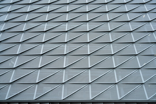 Moderne Parkhausfassade mit Metallpaneelen