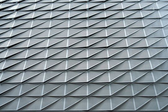 Moderne Parkhausfassade mit Metallpaneelen