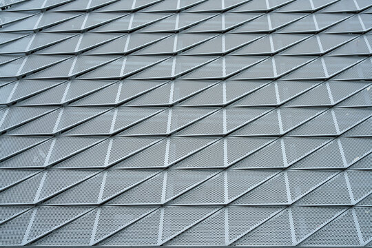 Moderne Parkhausfassade mit Metallpaneelen
