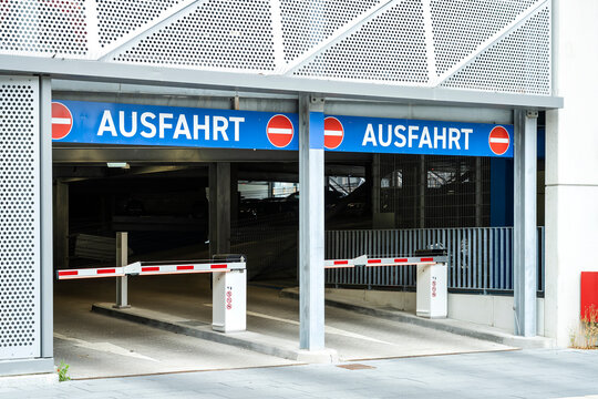 Zweispurige Parkhausausfahrt