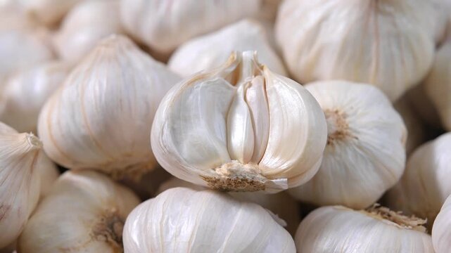 Dried garlic used as a cooking ingredient. Aromatic and flavorful garlic suitable for seasoning, food preparation, and culinary applications. Ideal for healthy food, spices, and kitchen concepts.
