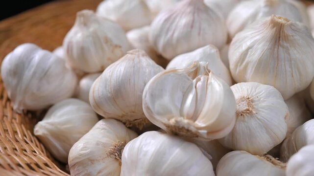 Dried garlic used as a cooking ingredient. Aromatic and flavorful garlic suitable for seasoning, food preparation, and culinary applications. Ideal for healthy food, spices, and kitchen concepts.