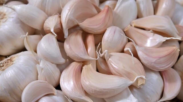 Dried garlic used as a cooking ingredient. Aromatic and flavorful garlic suitable for seasoning, food preparation, and culinary applications. Ideal for healthy food, spices, and kitchen concepts.