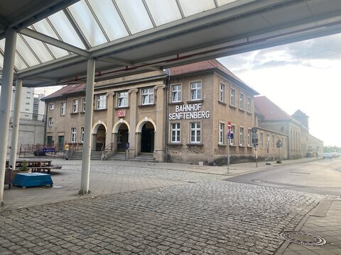 Historisches Empfangsgeb&auml;ude des Bahnhofs Senftenberg mit Busbahnhof und Bahnhofsvorplatz in Senftenberg, Brandenburg, Deutschland. Bedeutender Umsteigepunkt f&uuml;r Bahn- und Busverkehr. Nur f&uuml;r redaktio