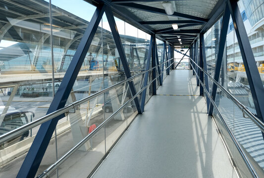 Gangway zu den Kreuzfahrtschiffen am Hafenterminal von Getxo, dem Hafen von Bilbao, im Baskenland in Nordspanien