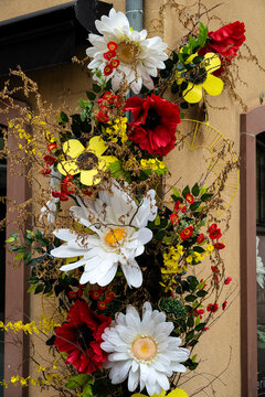 Blumendekoration entlang einer Hausfassade in Obernai