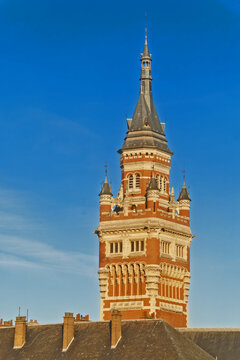 Dunkirk Town Hall., It&rsquo;s the city&rsquo;s emblematic neo‑Flemish landmark, known for its tall clock tower, red brick fa&ccedil;ade, and ornate carved detailing.