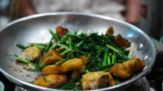 Traditional Vietnamese turmeric fish with dill (Cha Ca) sizzling in a pan - ベトナム ハノイ名物 魚料理 チャーカー 白身魚とディルのターメリック炒め