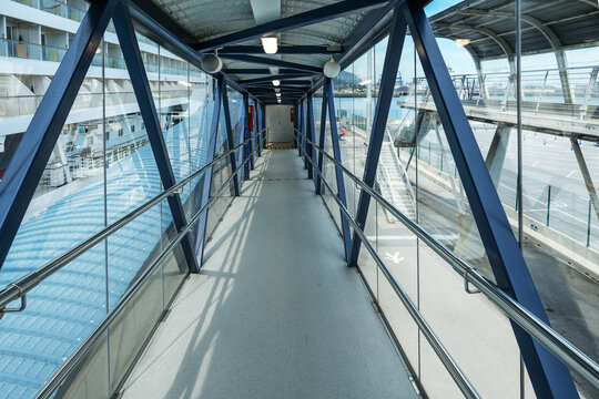 Gangway zu den Kreuzfahrtschiffen am Hafenterminal von Getxo, dem Hafen von Bilbao, im Baskenland in Nordspanien