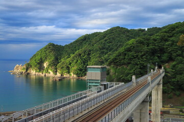 Fototapeta premium 美しい山陰海岸の天空に架かるJR山陰本線余部鉄橋